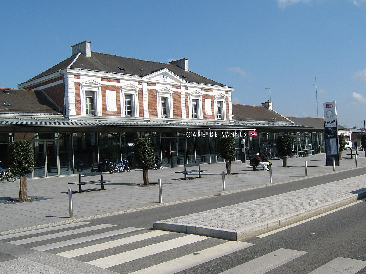 1200px-Gare_de_Vannes_-_panoramio.jpg
